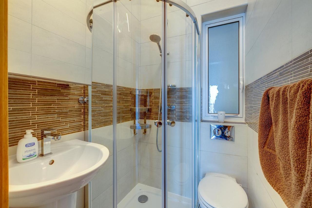 Prime Location Apartment With Side Seaviews Sliema Exterior foto