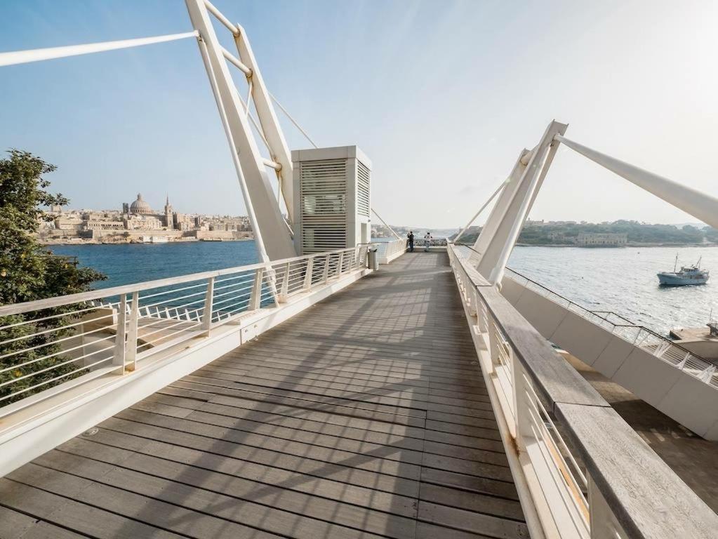 Prime Location Apartment With Side Seaviews Sliema Exterior foto